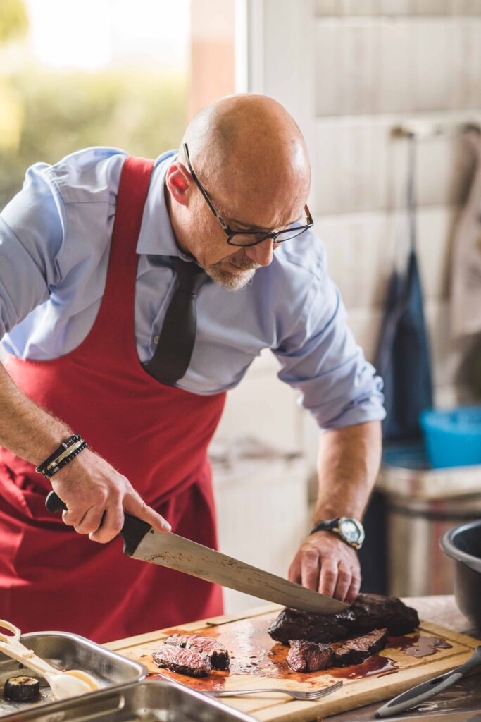 Boucher artisan dans son activité professionnelle